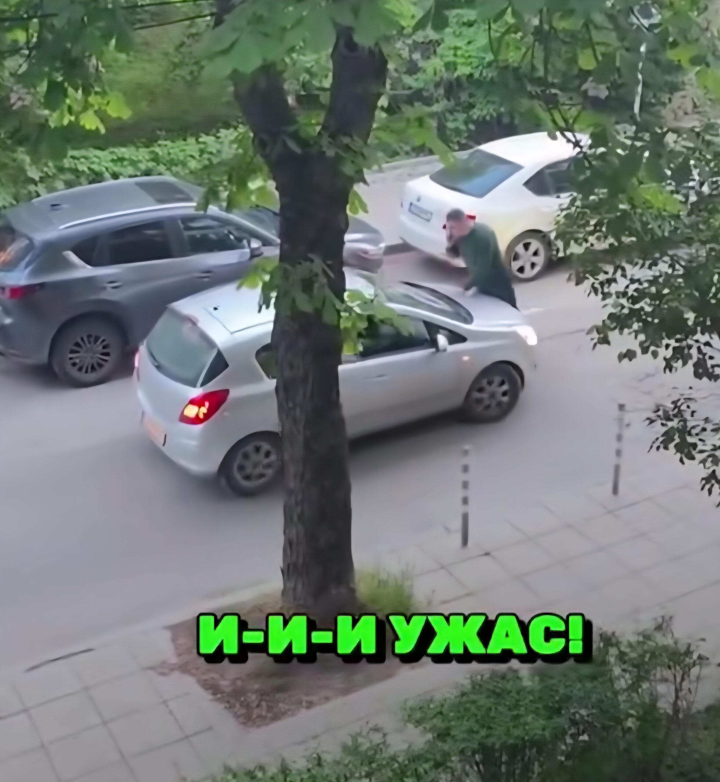 Агресивни доставчици в градовете – куриерски автомобил блокира улица при натоварен градски трафик