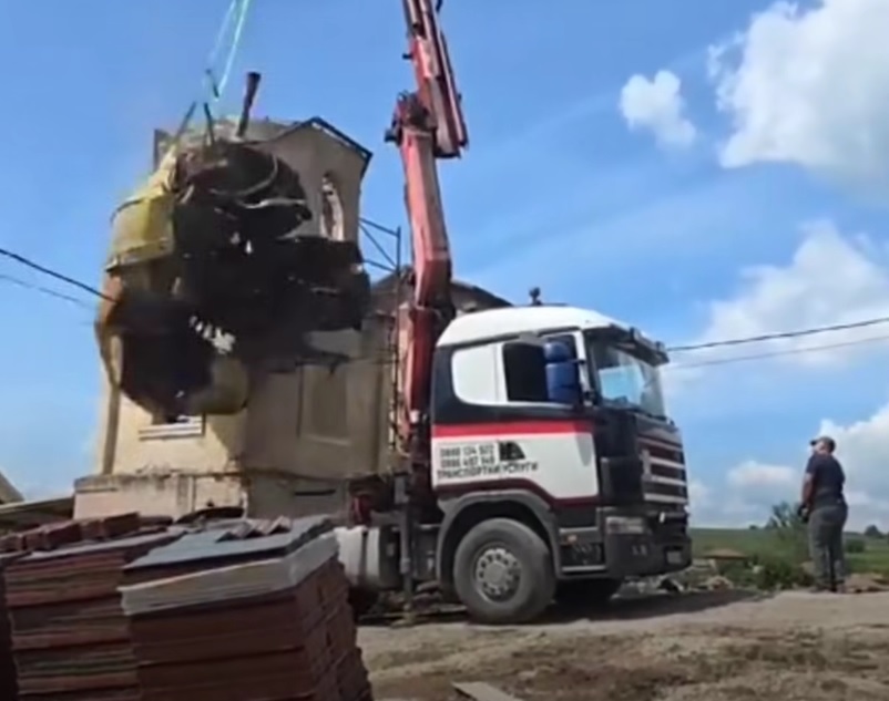Паднал купол на камбанарията след инцидент при ремонт на храм в Голема Раковица