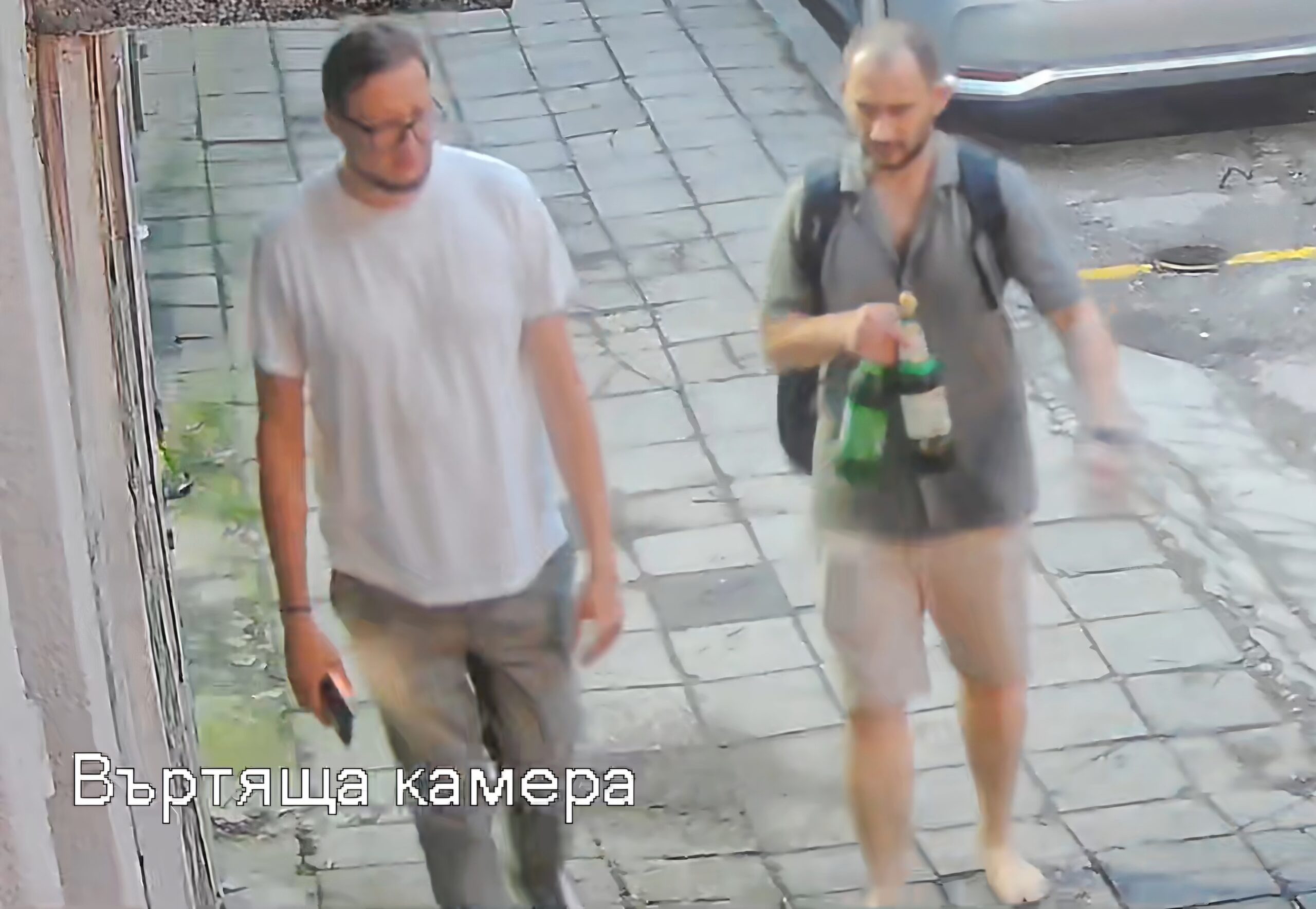 Жилищен квартал във Варна през нощта с отворени прозорци и хора, говорещи шумно на улицата