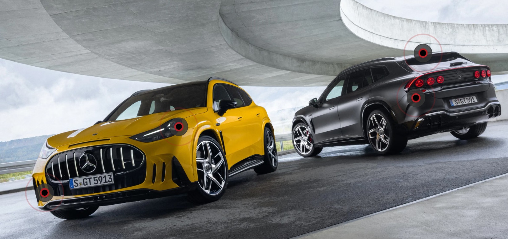 • Страничен профил на сребрист Mercedes-AMG GT SUV, ускоряващ на мокра писта, показващ агресивна предна решетка и големи спортни джанти с логото на AMG.